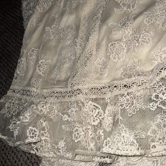 NUDE WOVEN MINI DESS W/ LACE & EMBROIDERED FLOWER PRINT - Picture 4 of 6